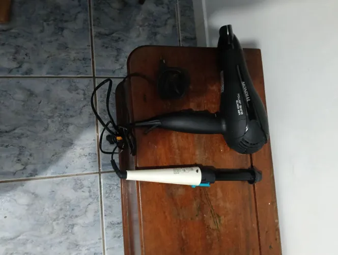 Vendo um secador de cabeça e um aparelho de enrolar cabelo