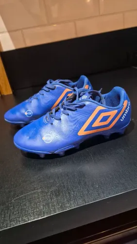 Vendo Chuteira Umbro TAM 33 muito nova