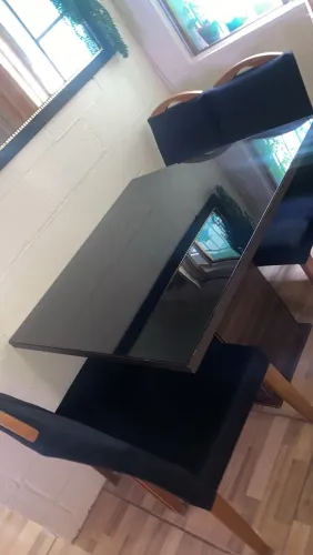 Mesa de vidro com 4 cadeiras estofadas