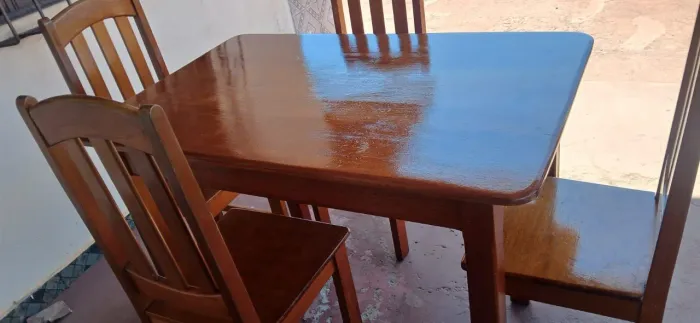 Mesa com 4 cadeiras