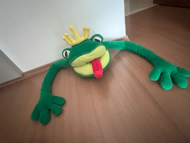 sapo principe pelucia com bracos grande imaginarium