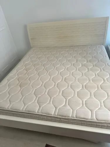 Cama King size branca de madeira com colchão - Copa-RJ