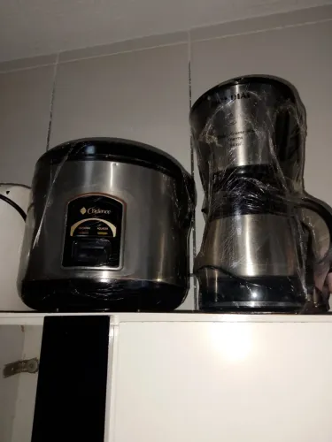 Um cafedeira um liquidificador com copo de vidro e uma panela de arroz