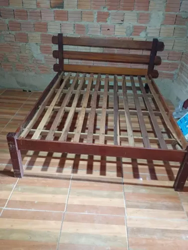 Vendo cama de casal de madeira com o colchão