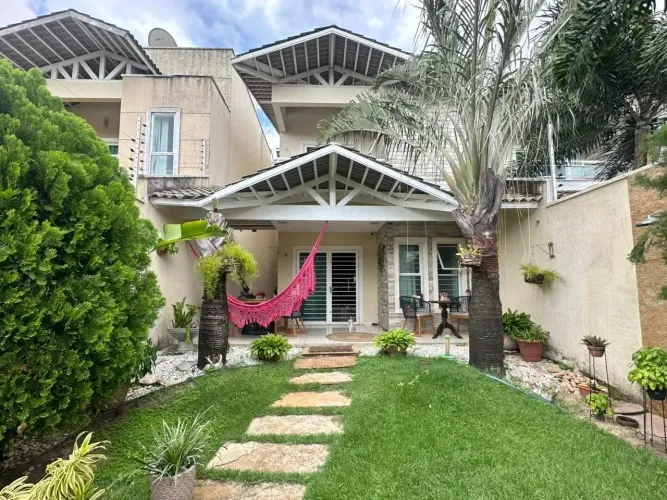 Casa duplex com 4 suítes, terreno nascente e ótima localização no bairro Parque Manibura.