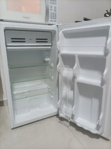 vendo frigobar Midea Branco, 93l...pouco usado, ainda em garantia .