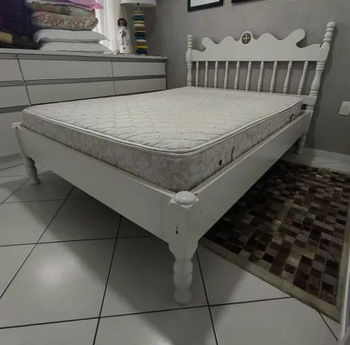 CAMA DE CASAL EM MADEIRA MACIÇA LAQUEADA BRANCA 