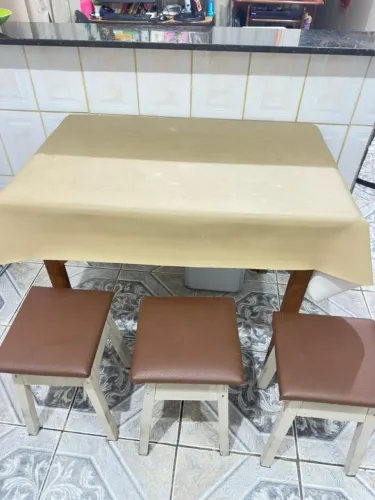 Mesa de Madeira com 3 Bancos Estofados