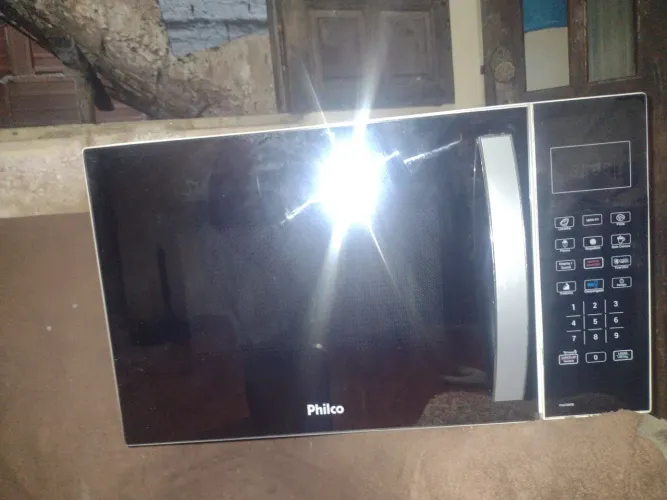 Microondas semi-novo da marca Philco de 34 litros