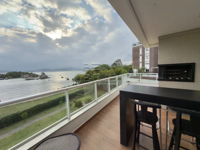 Apartamento frente mar com amplo terraço