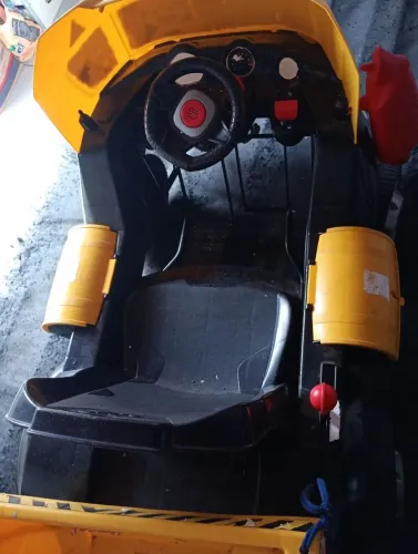 Caminhão infantil de pedal marca bandeirantes