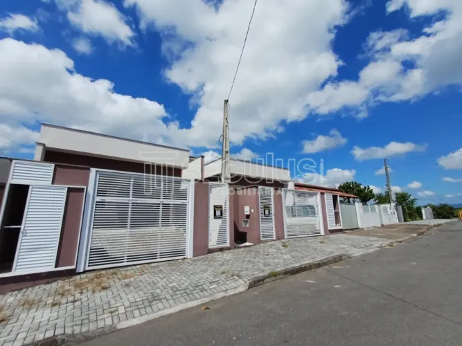 Casa geminada à venda no bairro Estrada Nova