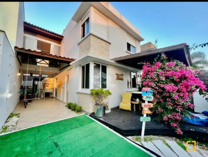 Casa à venda com 3 dormitórios, sendo 2 suítes no Campeche por R$ 1.080.000