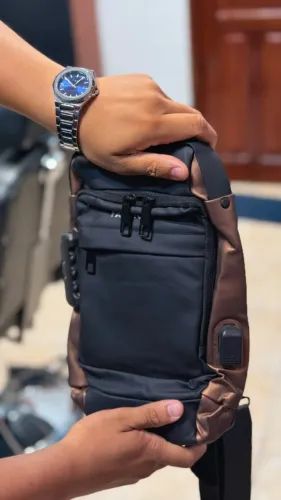 Mochila Premium Antifurto Transversal USB com Trava de Segurança