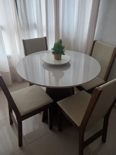 Mesa de Jantar Redonda com 4 cadeiras