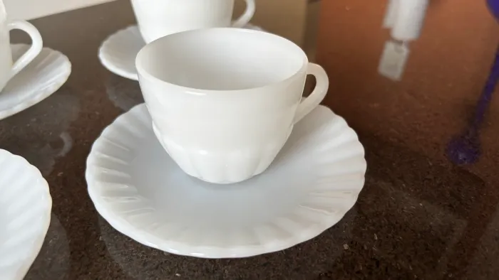 Xícaras de Chá com pires em Opalina Branca Antiga da Termo Rey