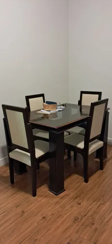 Vendo mesa de jantar com 4 cadeiras, usada.