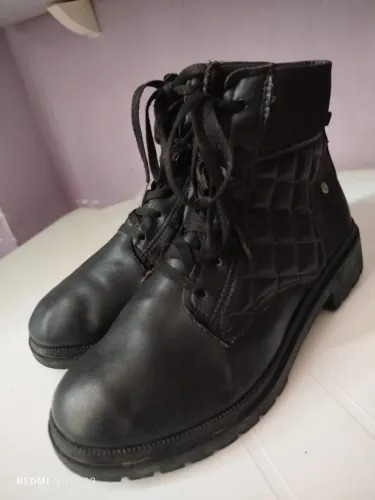 Bota semi nova numeração 36