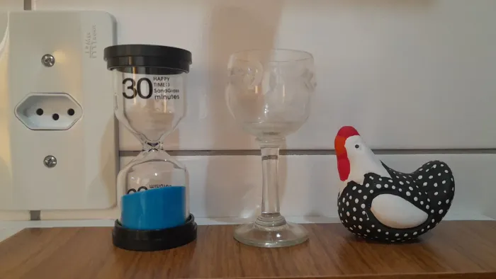 Decoração. Ampulheta. Taça. Galinha