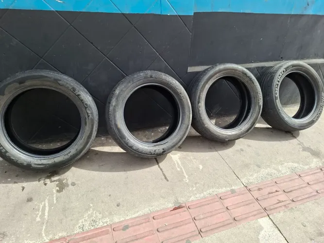 Vendo ou troco pneus 235/55/18