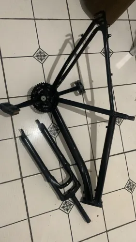 VENDO QUADRO COM SUSPENSÃO TAMBÉM TEM GUIDOM! Mande msg pra mais informações 