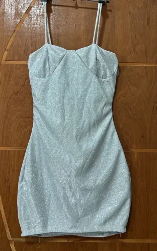 Vestido com brilho prata usado 1 vez