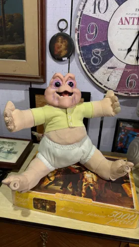 Boneco antigo baby dinossauro