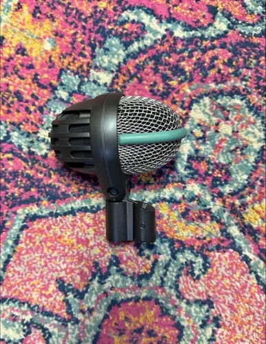 AKG D112 - Microfone dinâmico de bumbo.