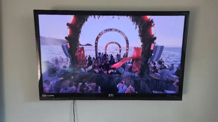 Combo TV 32" Semp Toshiba LED + Xiaomi Mi TV Stick (Controle por Voz)