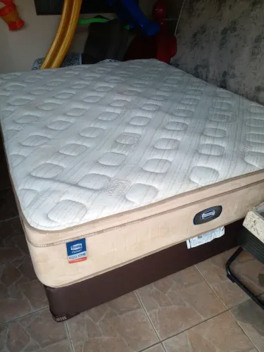 Cama box completa queem colchão mola enssacada toda higienizada .