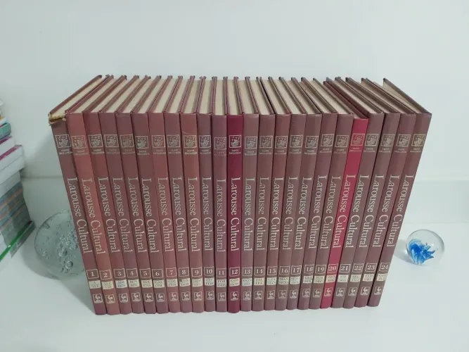 Coleção completa Larosse cultural 1995. 24 volumes. Excelente estado de conservação.