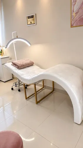 Maca de Estética de Luxo Premium Branca com Estrutura Dourada