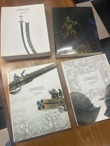 lote completo de 13 catálogos da Czerny?s, armas antigas, armaduras e militaria.