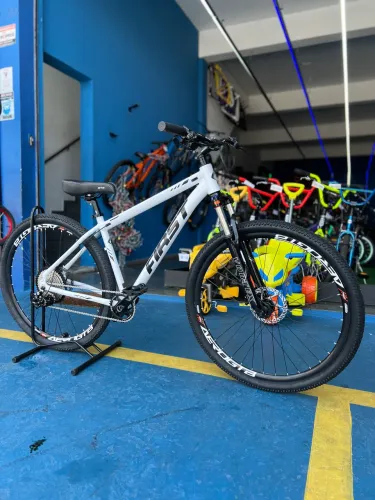 Bicicleta First 1x12, k7 11x50T, suspensão, freios hidráulicos