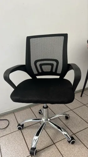 Vendo cadeira de estudo giratória, menos de 6 meses de uso