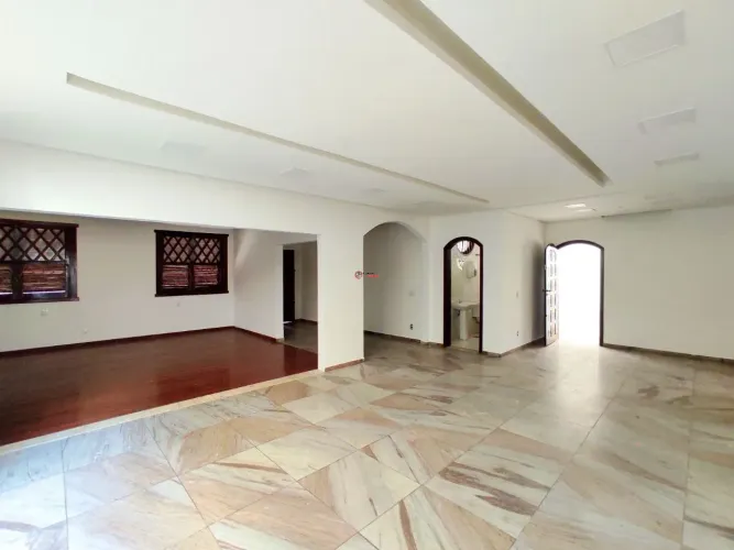 Casa à venda na Avenida Coronel José Dias Bicalho