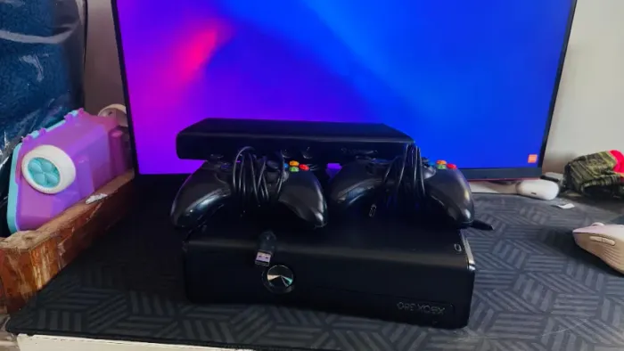 Xbox 360 Slim + Kinect + 2 Controles