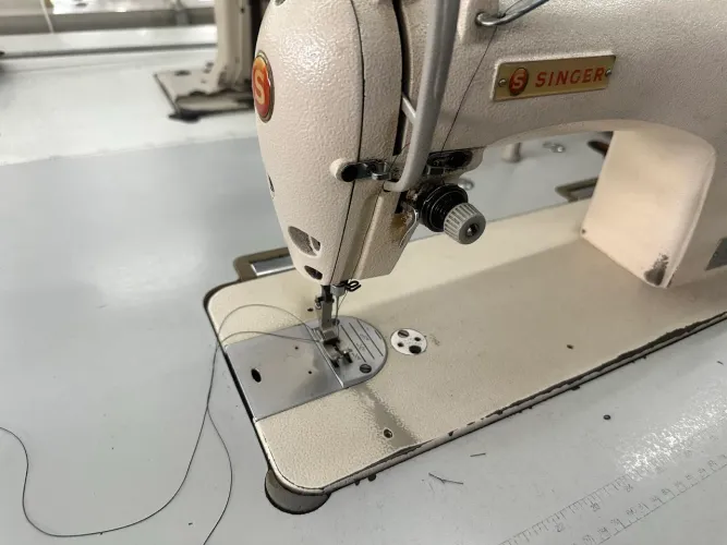 Máquina de costura reta