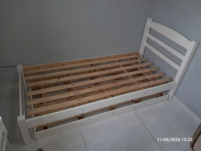 *Cama de solteiro com cama auxiliar em madeira.