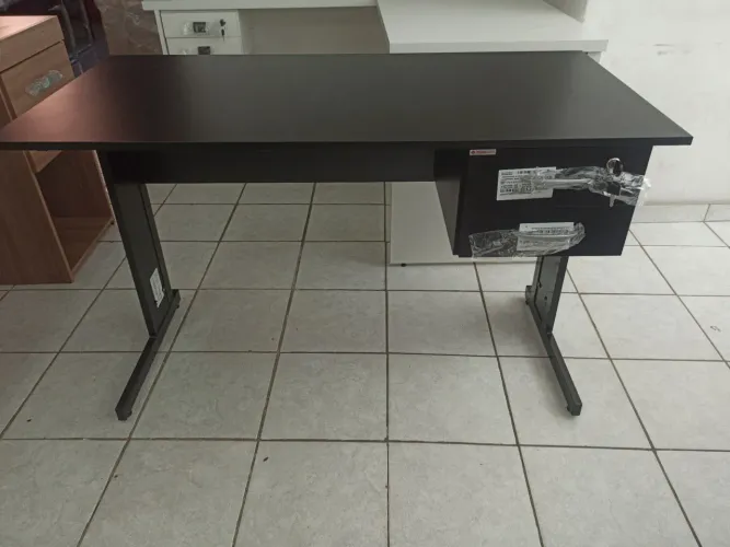Mesa preta com 2 gavetas