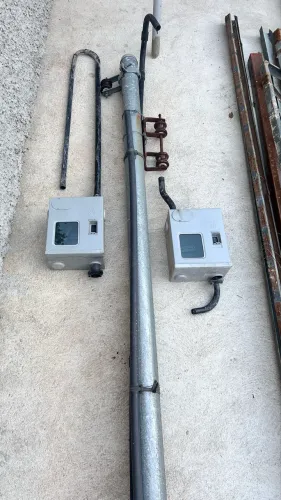 Poste padrão de luz com 2 caixa e disjuntor
