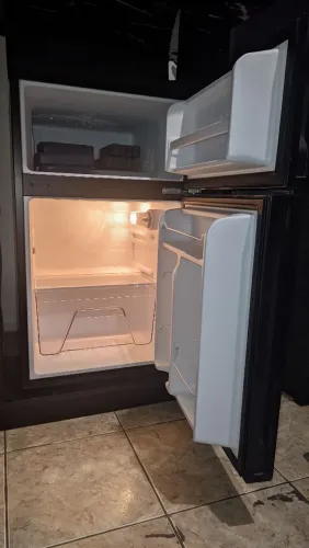 Frigobar EOS 88 Litros Duplex com Porta de Vidro Preto EFB140V 110V