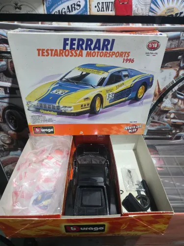 Miniatura 1:18 ferrari testarossa burago sucata