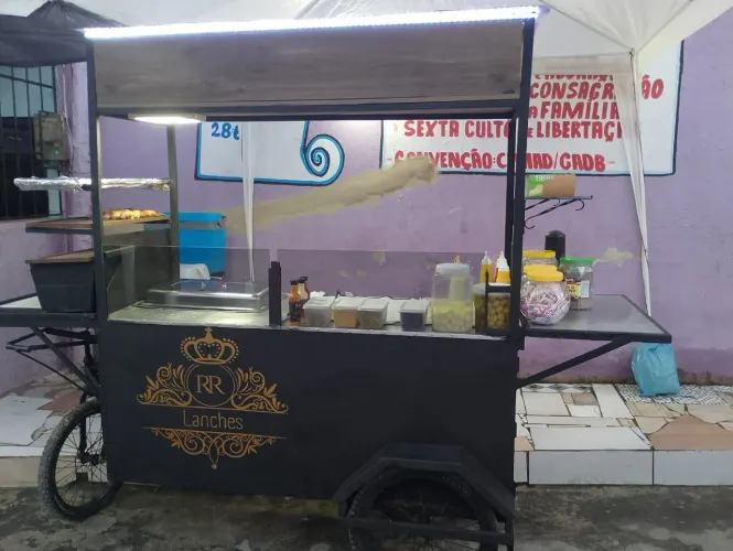 Vendo carrinho de cachorro quente e churrasquinho completo