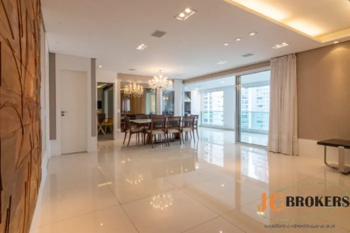 Apartamento com 194m² de área útil, 3 suítes, 4 vagas