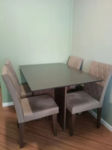Sala de jantar com 4 cadeiras
