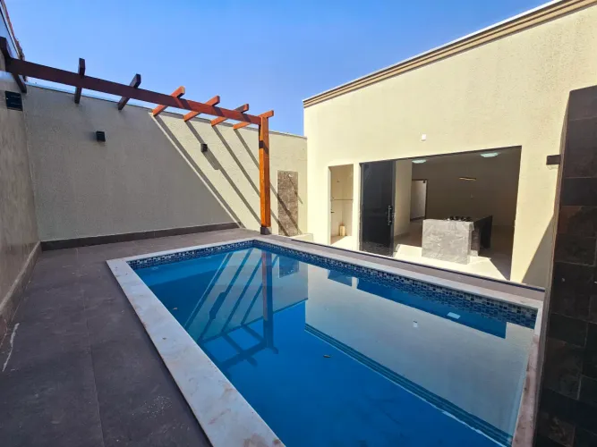 Casa com Piscina 3 quartos 1 Suíte Bairro Jardim Universitário - Cuiabá - MT