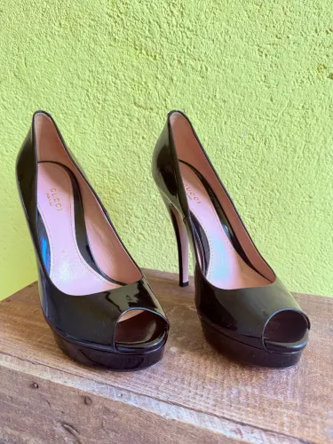 Sapato Gucci Peep Toe Verniz Preto com Plataforma - Original