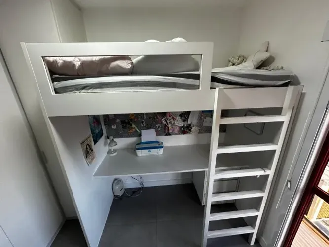 Cama suspensa e escrivaninha