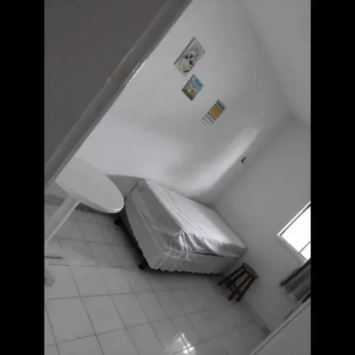 Alugo só p mulheres,lugar seguro,ótima localização